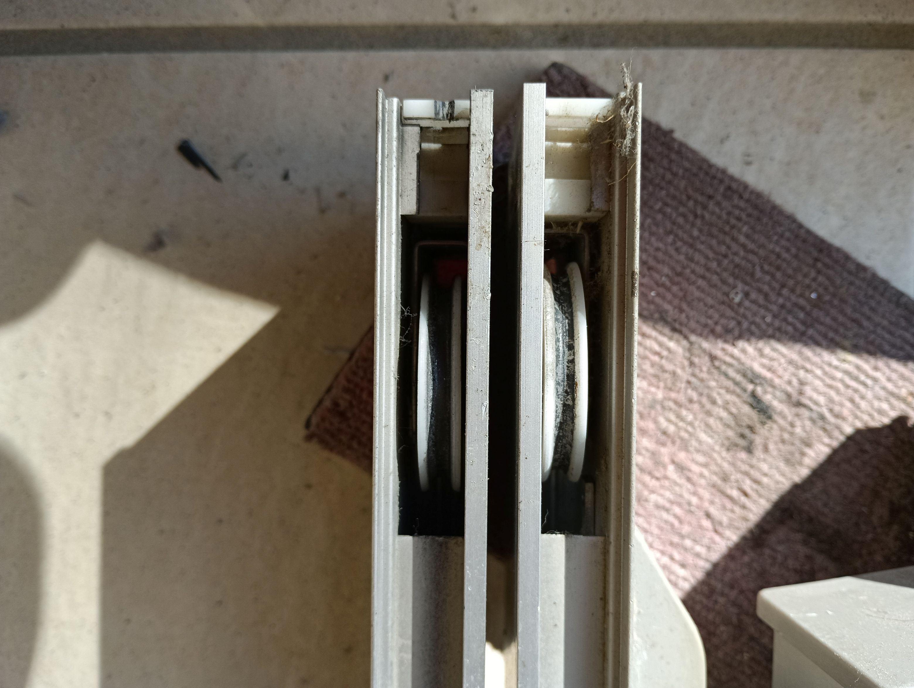 小島硝子の破損して動きが悪くなった戸車を交換。の施工前の写真2