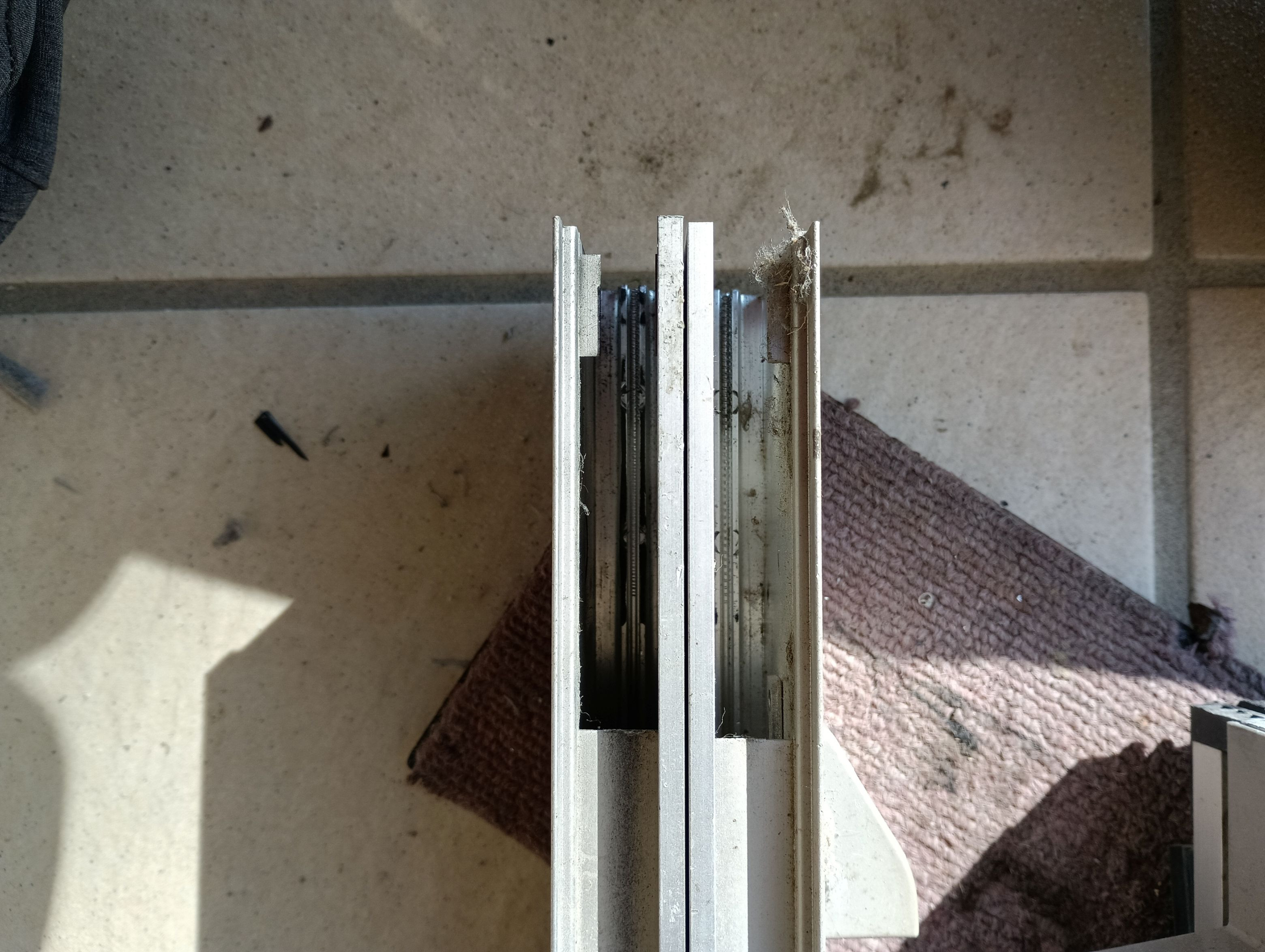 小島硝子の破損して動きが悪くなった戸車を交換。の施工前の写真3