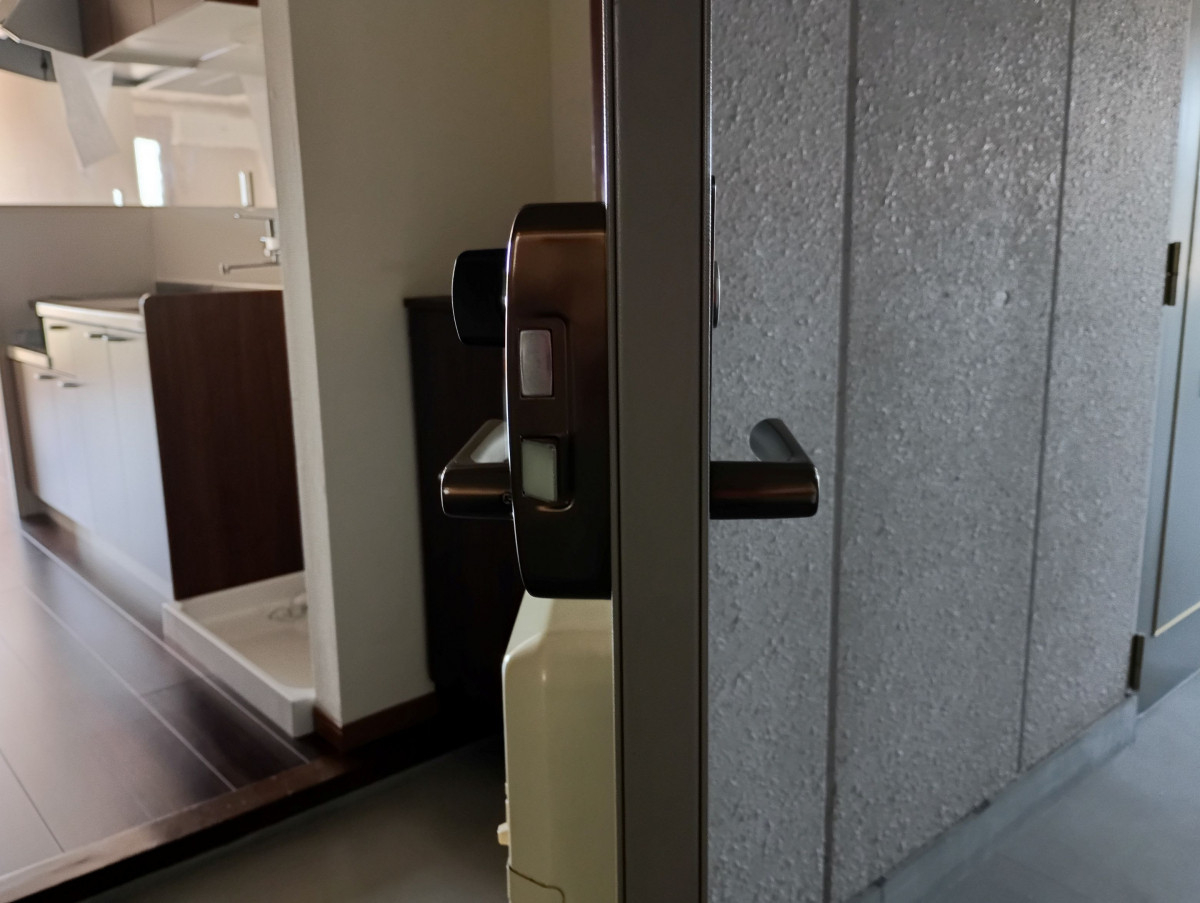 小島硝子の故意に傷つけられた面付箱錠を交換工事。の施工後の写真2