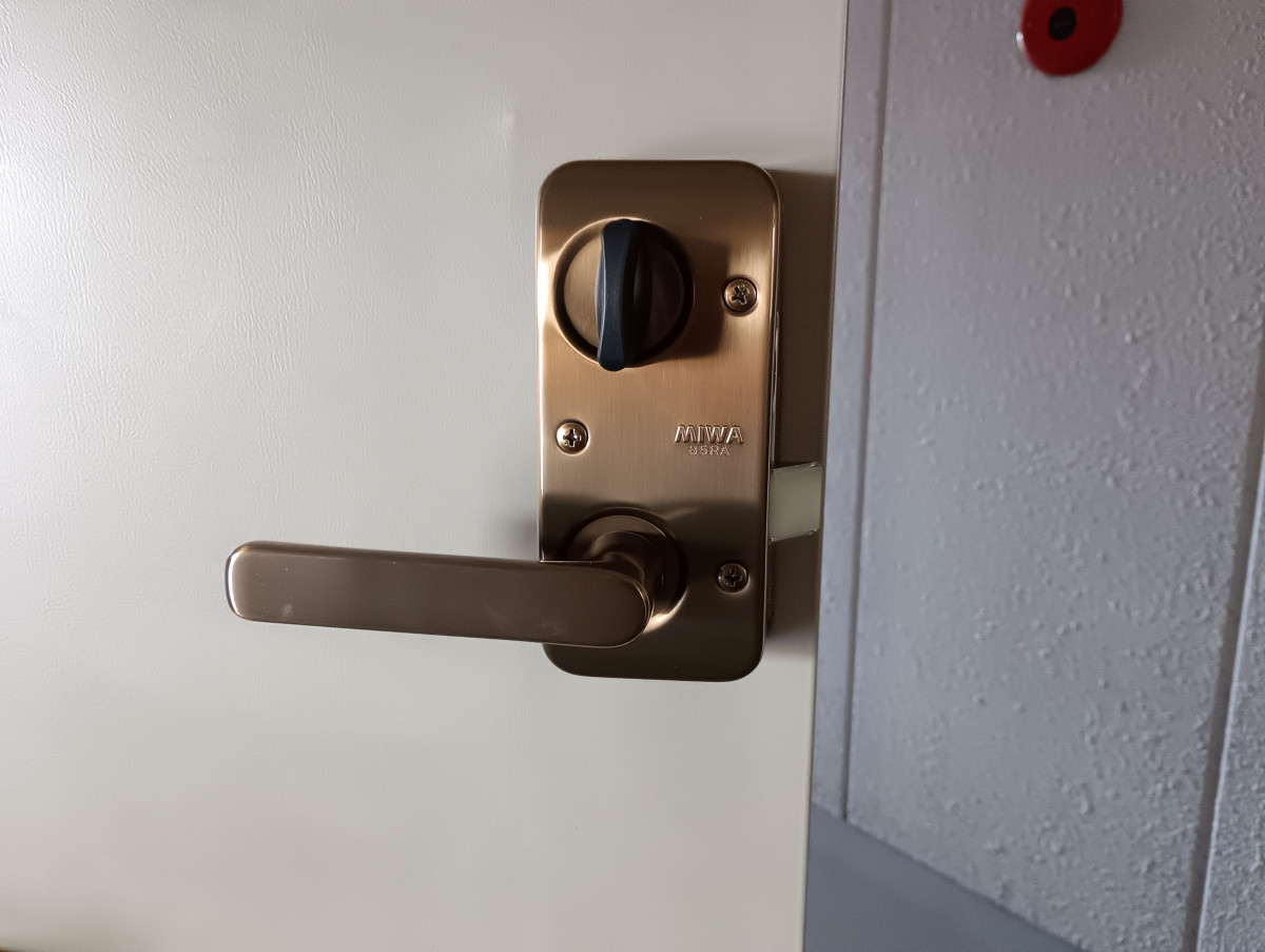 小島硝子の故意に傷つけられた面付箱錠を交換工事。の施工後の写真3