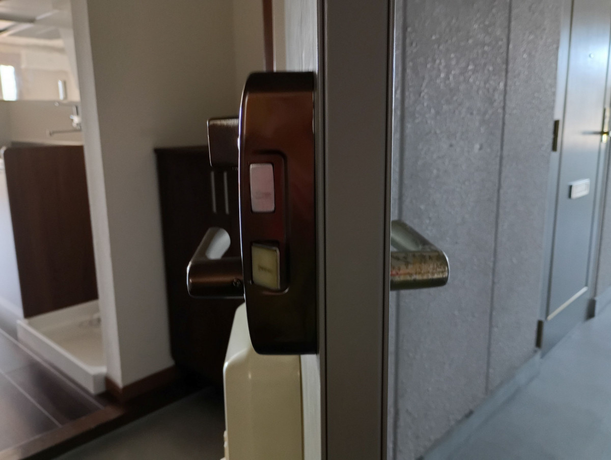 小島硝子の故意に傷つけられた面付箱錠を交換工事。の施工前の写真2