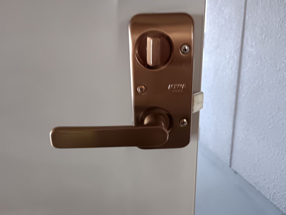 小島硝子の故意に傷つけられた面付箱錠を交換工事。の施工前の写真3