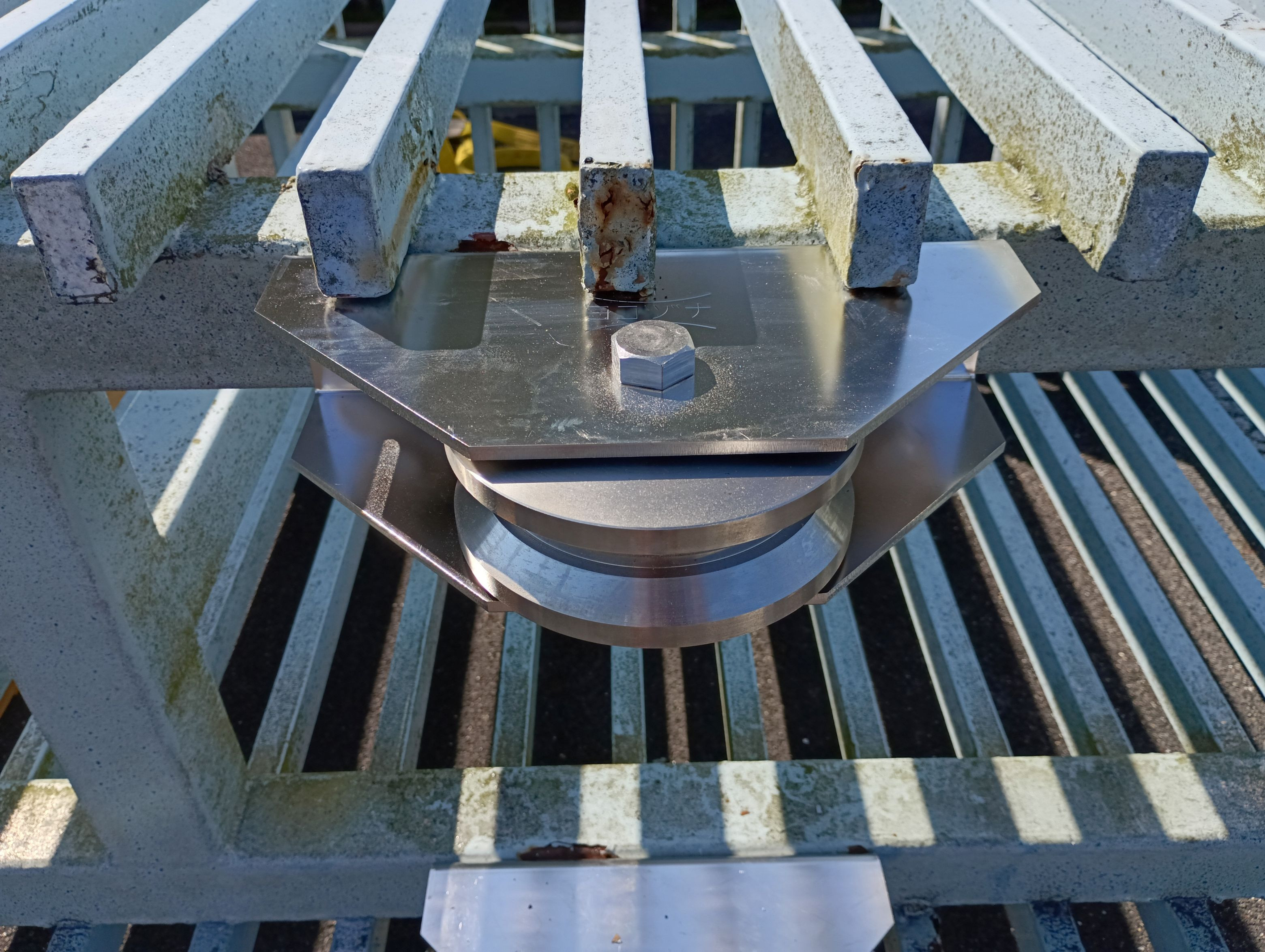 小島硝子の錆び付いて動きが悪くなった引戸門扉の重量戸車を交換工事。の施工後の写真1