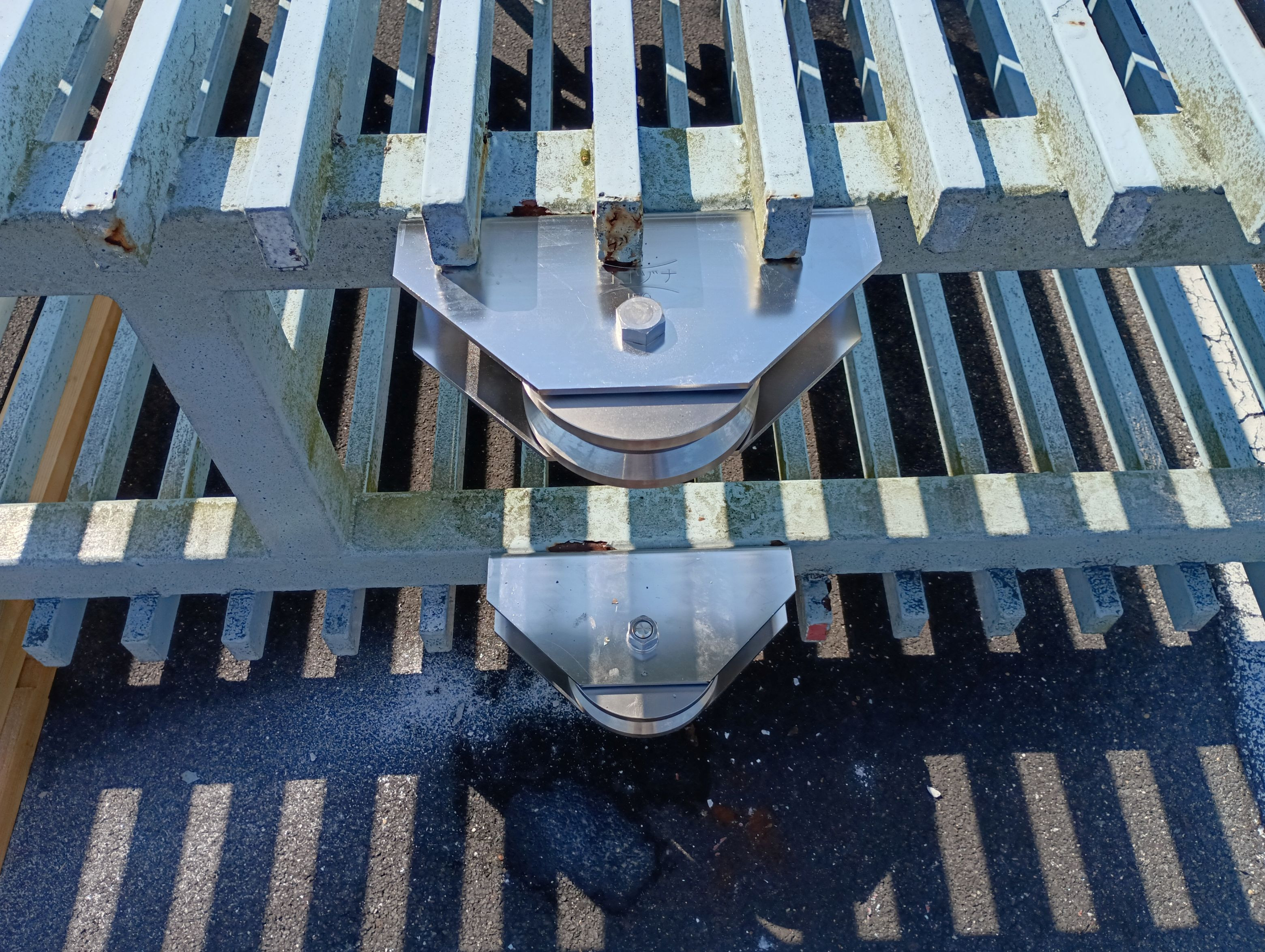 小島硝子の錆び付いて動きが悪くなった引戸門扉の重量戸車を交換工事。の施工後の写真2