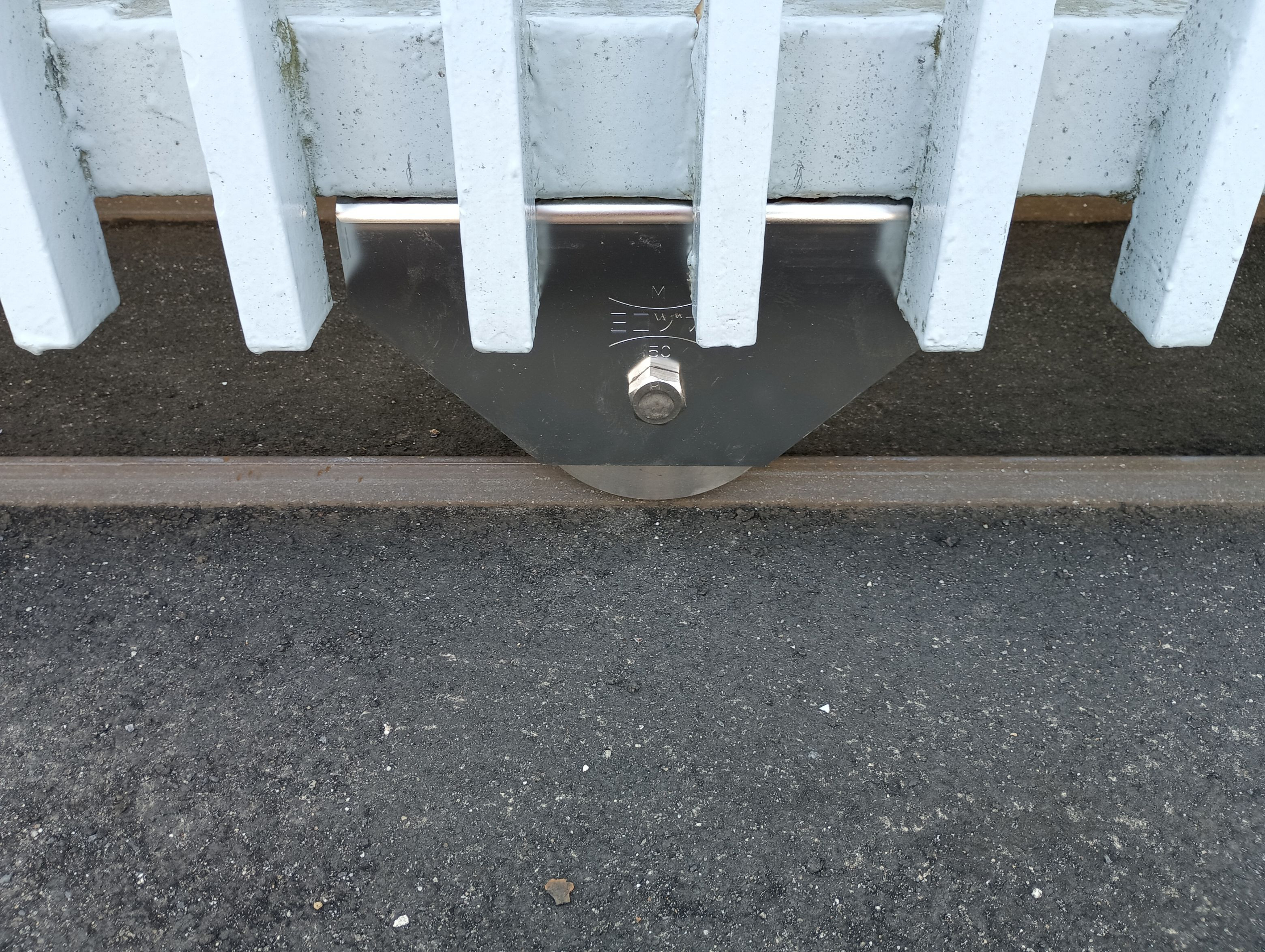 小島硝子の錆び付いて動きが悪くなった引戸門扉の重量戸車を交換工事。の施工後の写真3