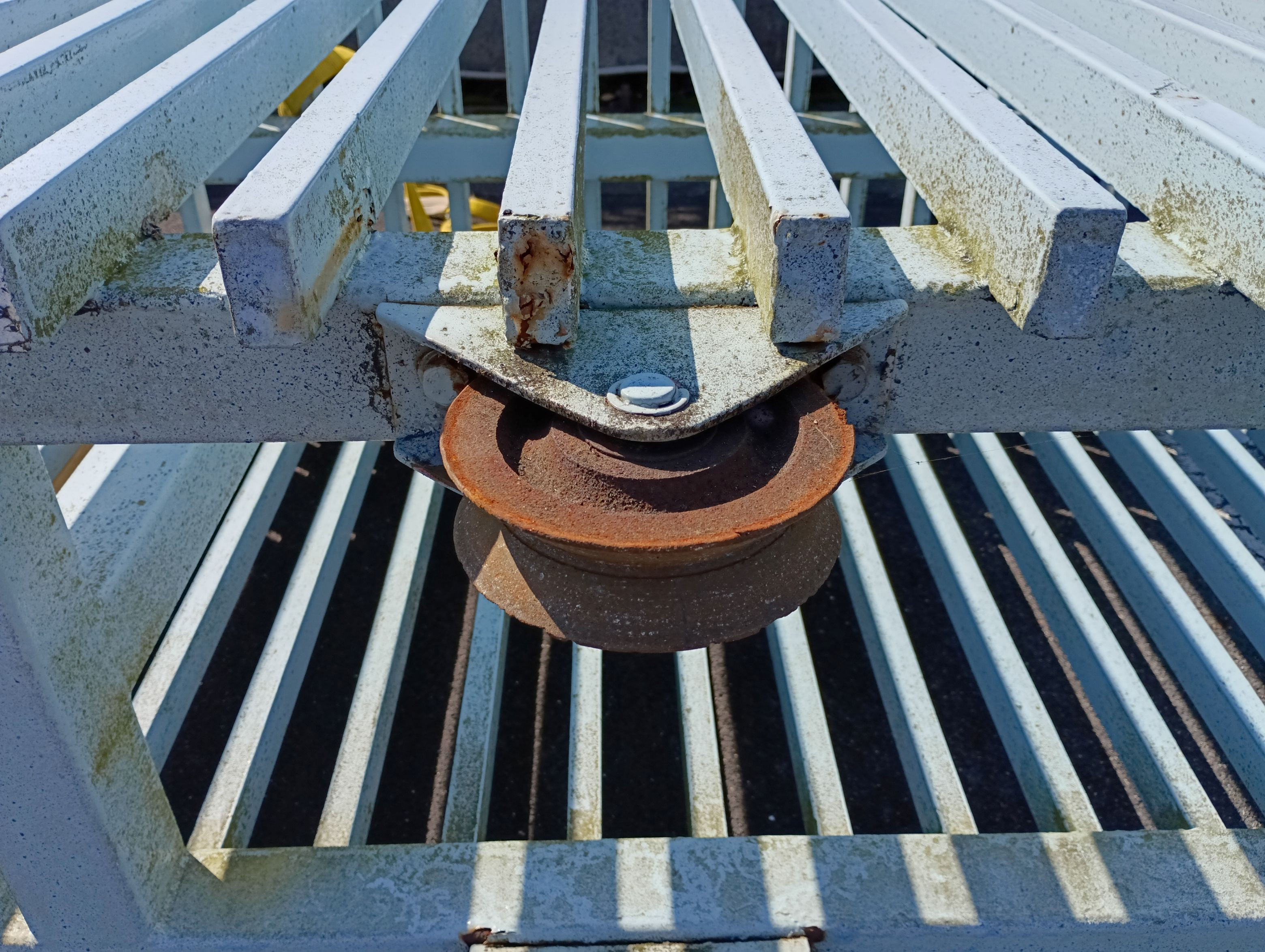 小島硝子の錆び付いて動きが悪くなった引戸門扉の重量戸車を交換工事。の施工前の写真1