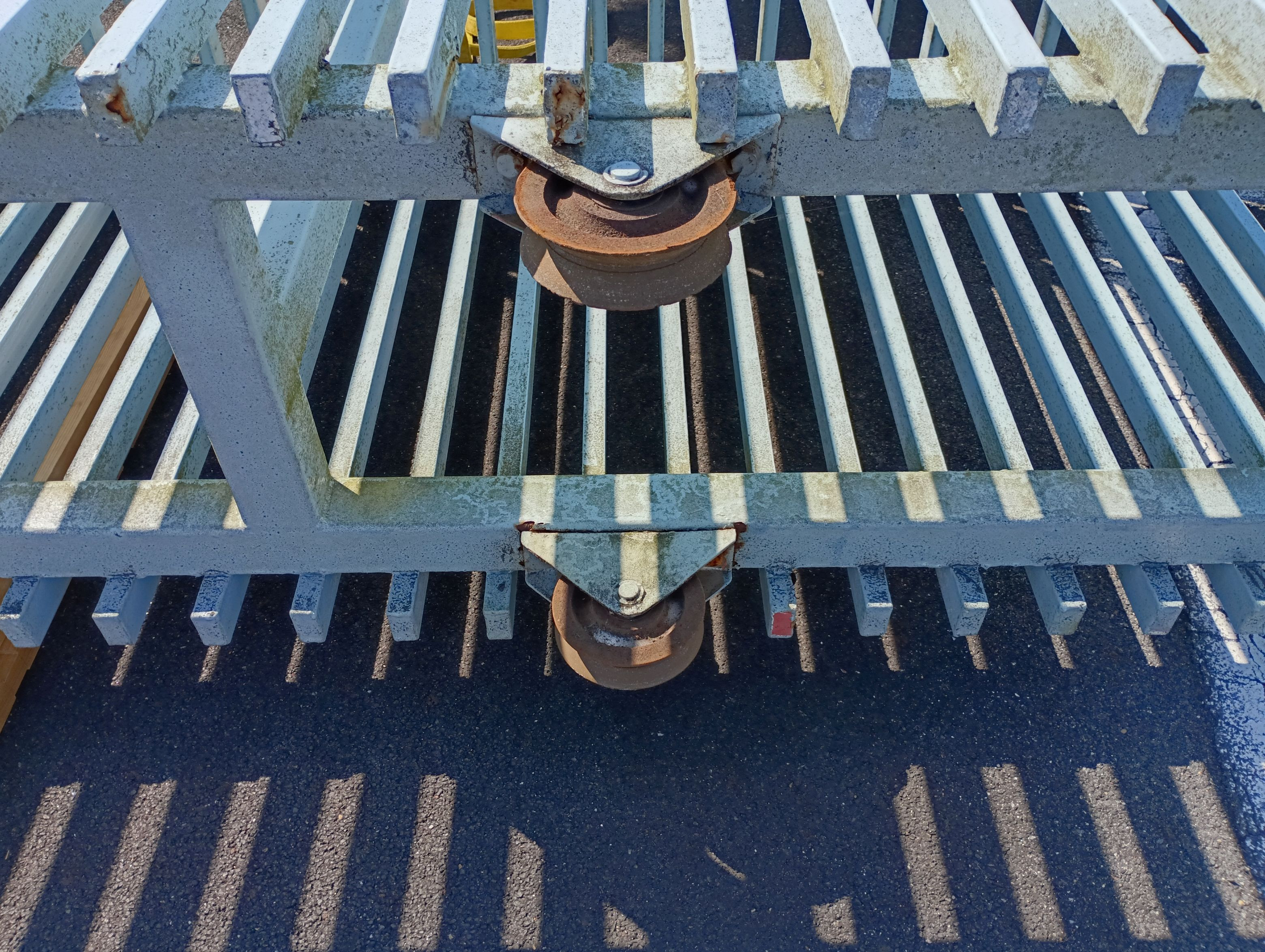 小島硝子の錆び付いて動きが悪くなった引戸門扉の重量戸車を交換工事。の施工前の写真2