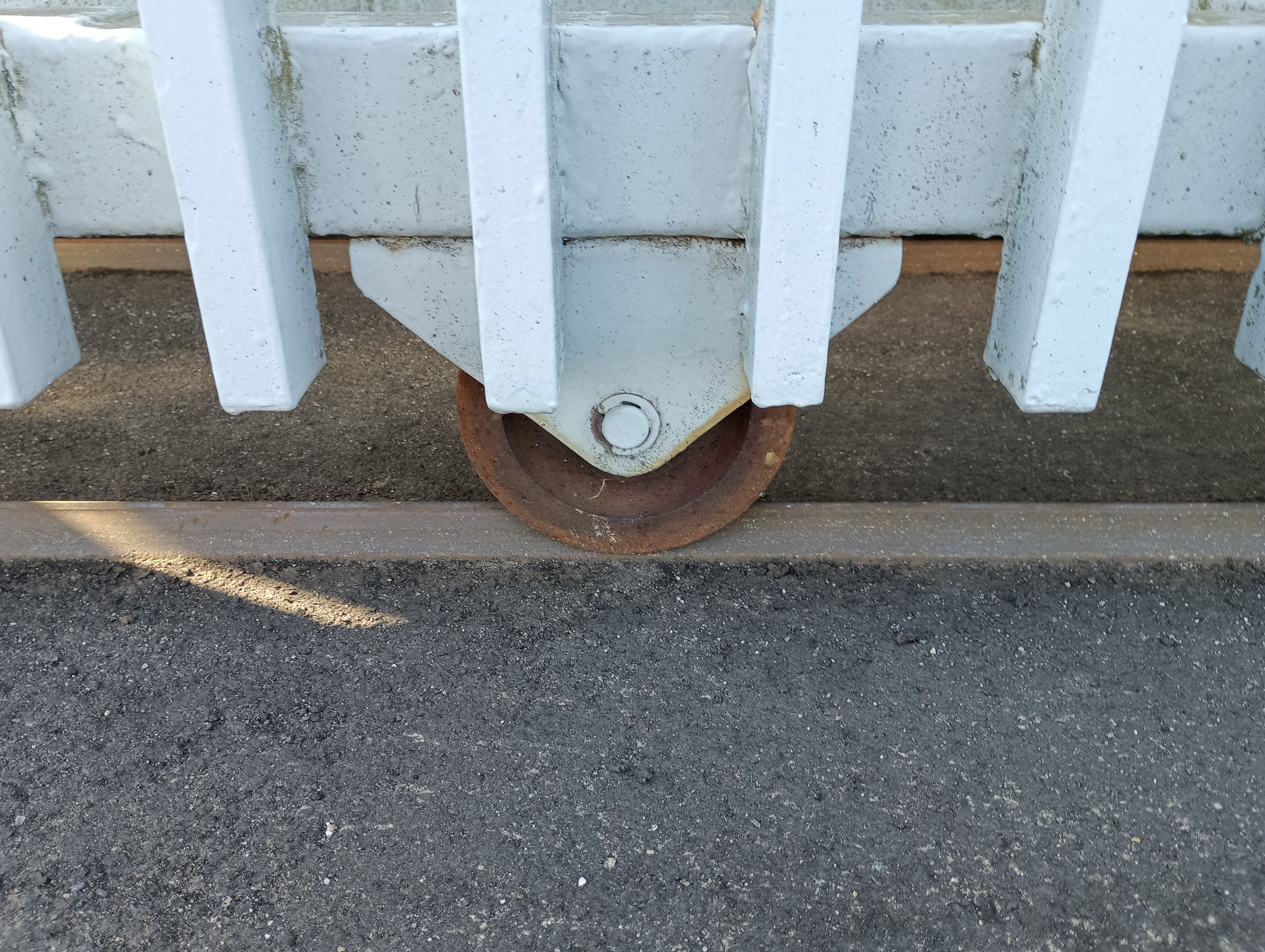 小島硝子の錆び付いて動きが悪くなった引戸門扉の重量戸車を交換工事。の施工前の写真3