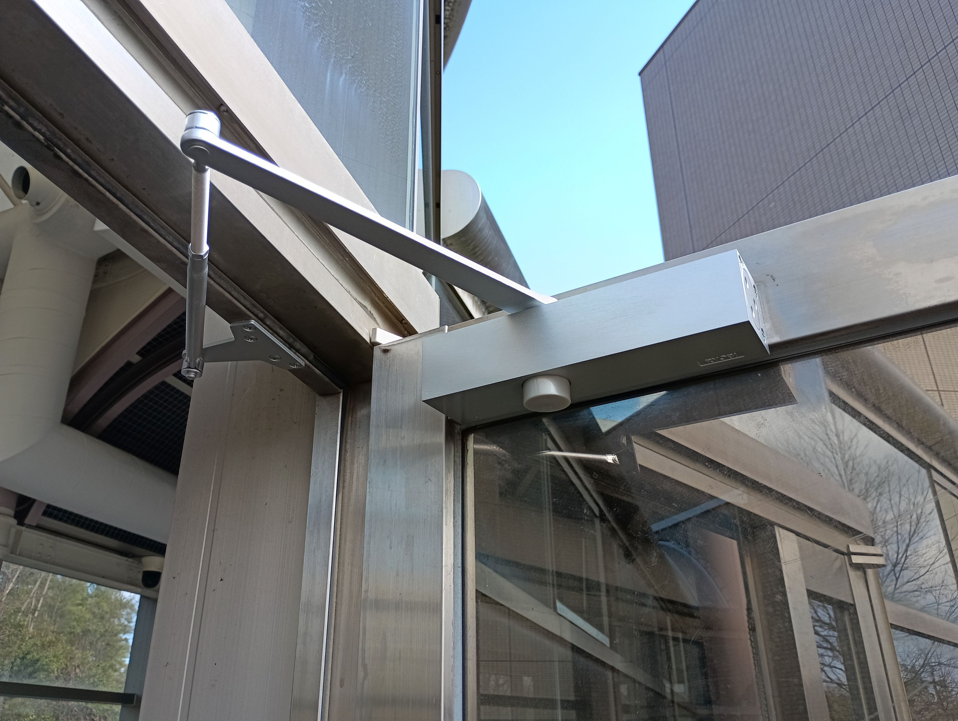 小島硝子の油漏れしたMIWA製ﾄﾞｱｸﾛｰｻﾞをﾘｮｰﾋﾞ製ﾄﾞｱｸﾛｰｻﾞに交換工事。の施工後の写真1