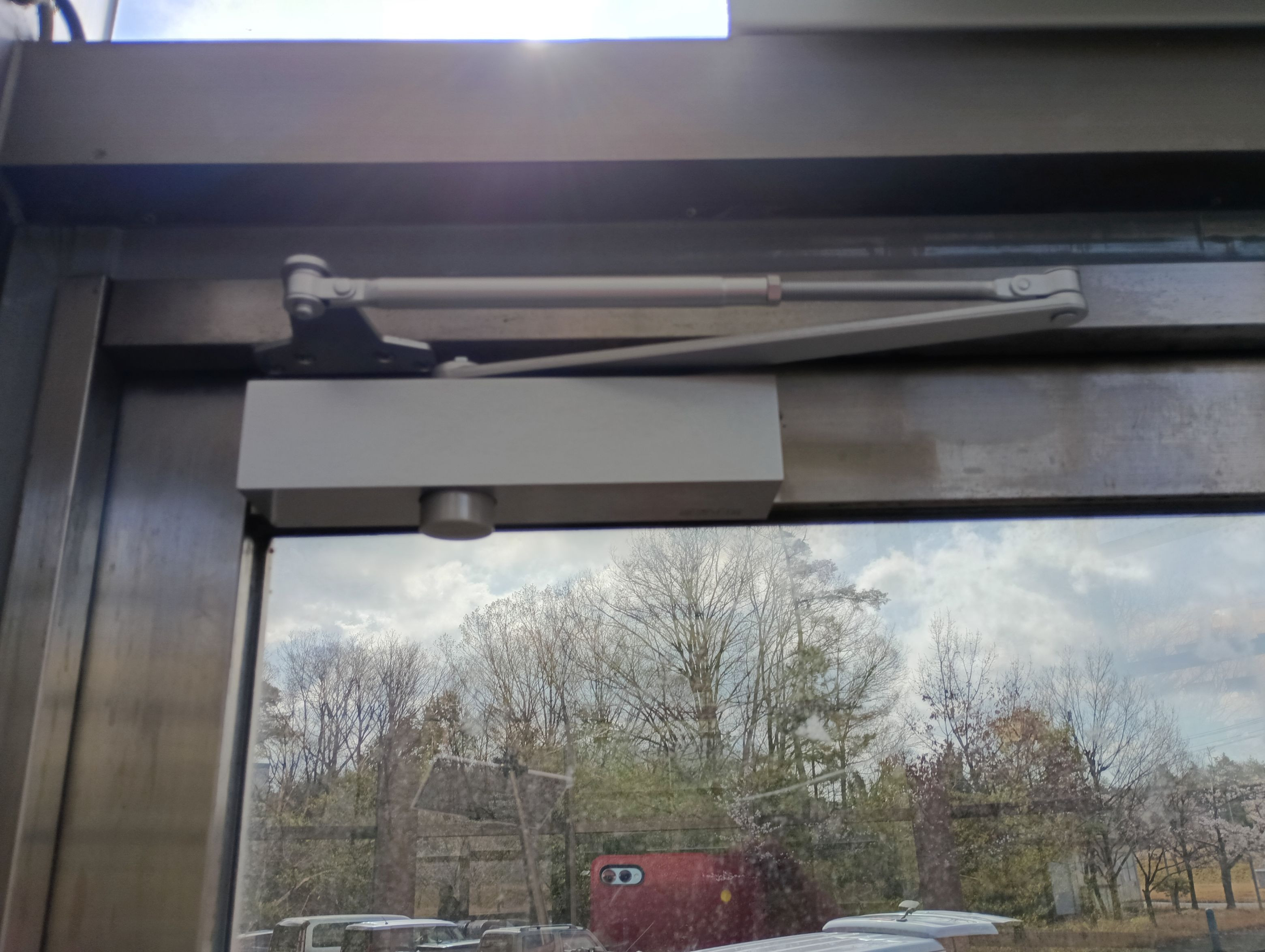 小島硝子の油漏れしたMIWA製ﾄﾞｱｸﾛｰｻﾞをﾘｮｰﾋﾞ製ﾄﾞｱｸﾛｰｻﾞに交換工事。の施工後の写真2