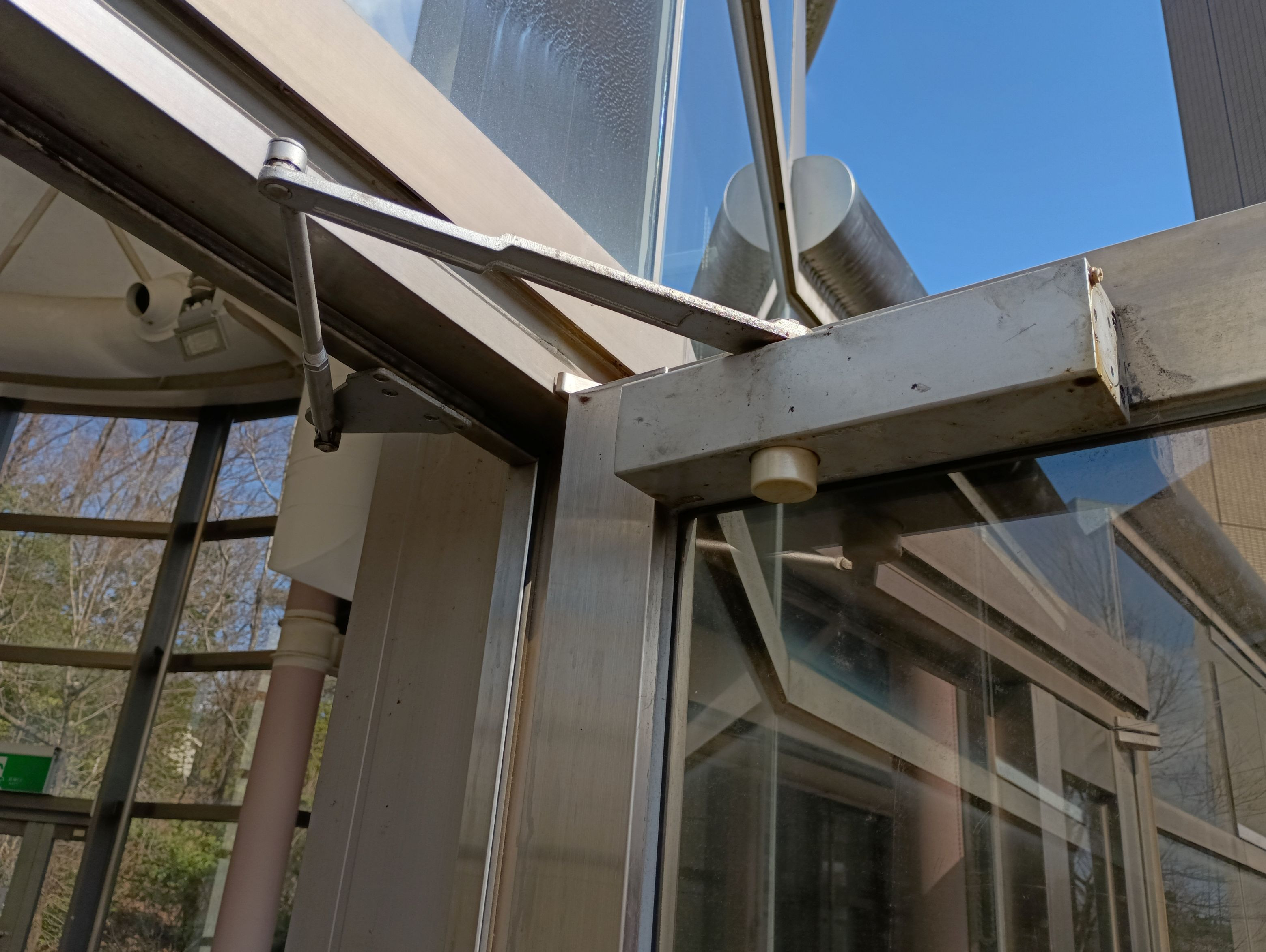 小島硝子の油漏れしたMIWA製ﾄﾞｱｸﾛｰｻﾞをﾘｮｰﾋﾞ製ﾄﾞｱｸﾛｰｻﾞに交換工事。の施工前の写真1