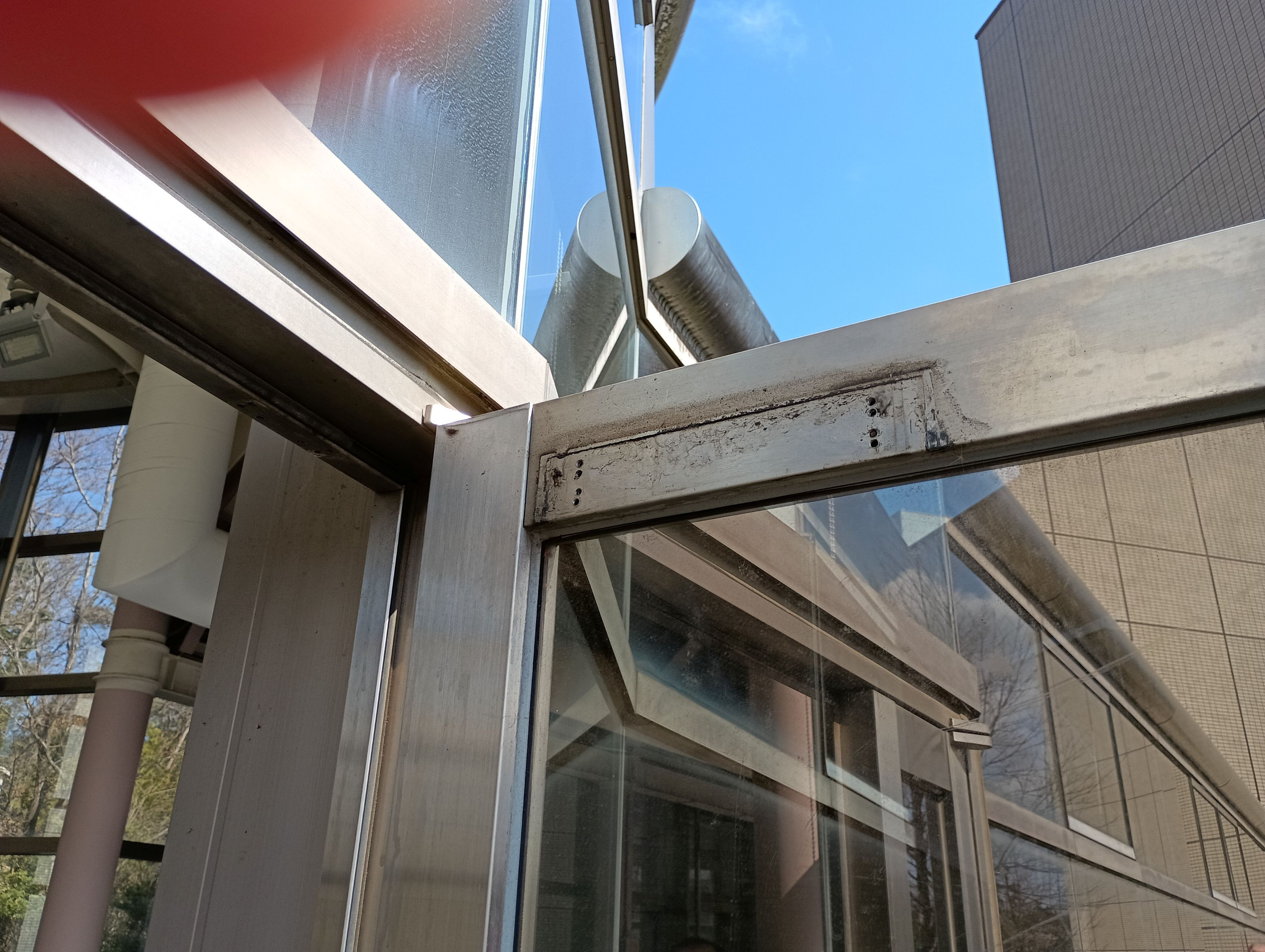 小島硝子の油漏れしたMIWA製ﾄﾞｱｸﾛｰｻﾞをﾘｮｰﾋﾞ製ﾄﾞｱｸﾛｰｻﾞに交換工事。の施工前の写真2