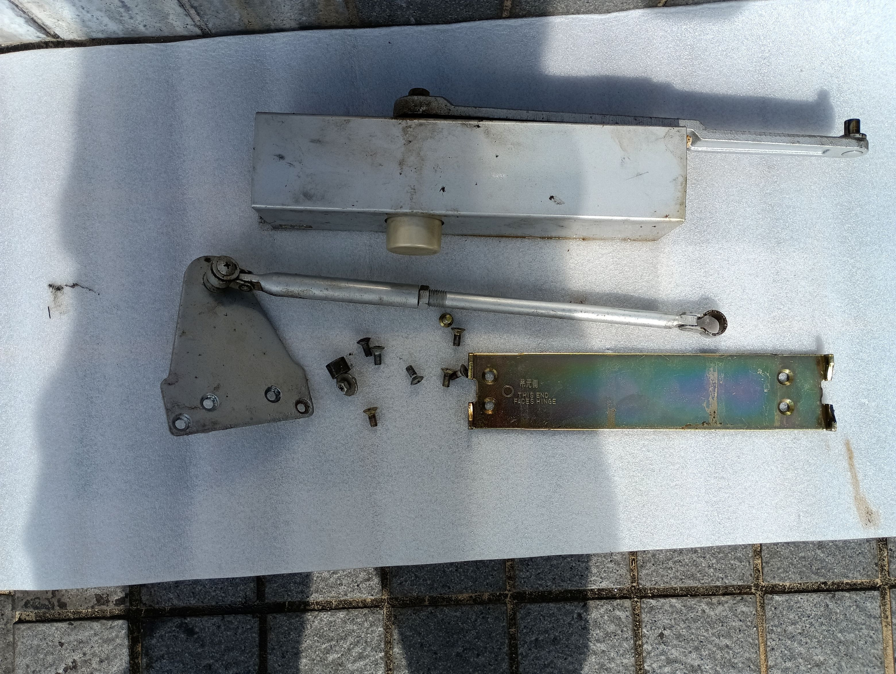 小島硝子の油漏れしたMIWA製ﾄﾞｱｸﾛｰｻﾞをﾘｮｰﾋﾞ製ﾄﾞｱｸﾛｰｻﾞに交換工事。の施工前の写真3