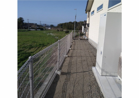 江﨑の【出水市】新築現場にメッシュフェンス取付施工事例写真1