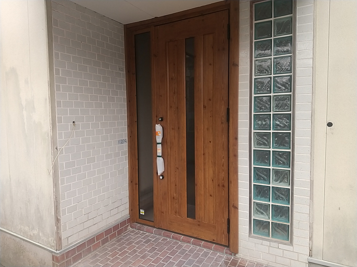 江﨑の【出水市】玄関リフォーム　リシェント玄関ドアの施工後の写真1