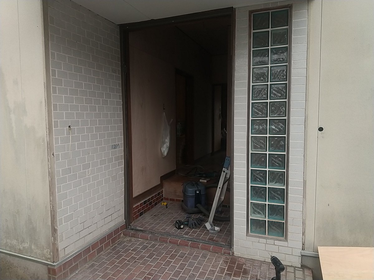 江﨑の【出水市】玄関リフォーム　リシェント玄関ドアの施工前の写真2