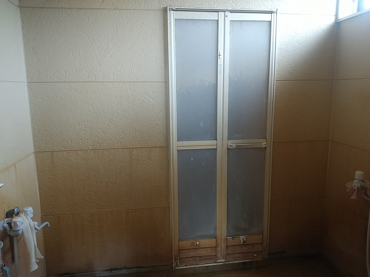 江﨑の【出水市】シャワー室出入口取替えの施工前の写真1