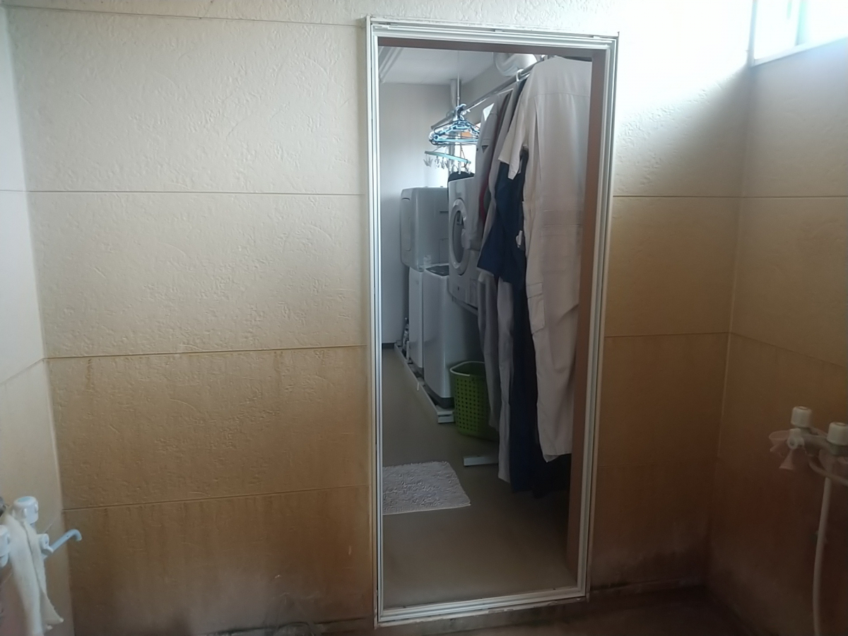 江﨑の【出水市】シャワー室出入口取替えの施工前の写真2