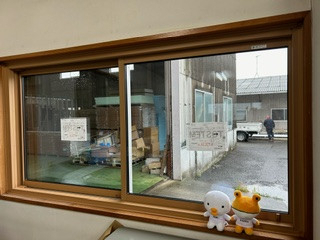 江﨑の【出水市】弊社事務所の窓にリプラス取付の施工後の写真2