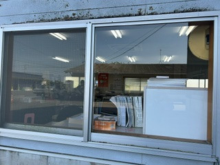 江﨑の【出水市】弊社事務所の窓にリプラス取付の施工前の写真1