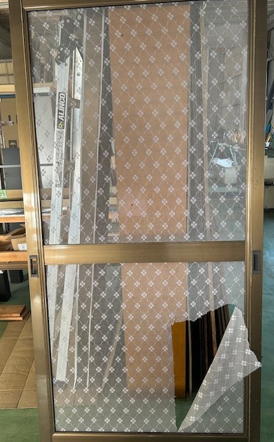 江﨑の【出水市】網戸張替えと新規網戸取付の施工前の写真1