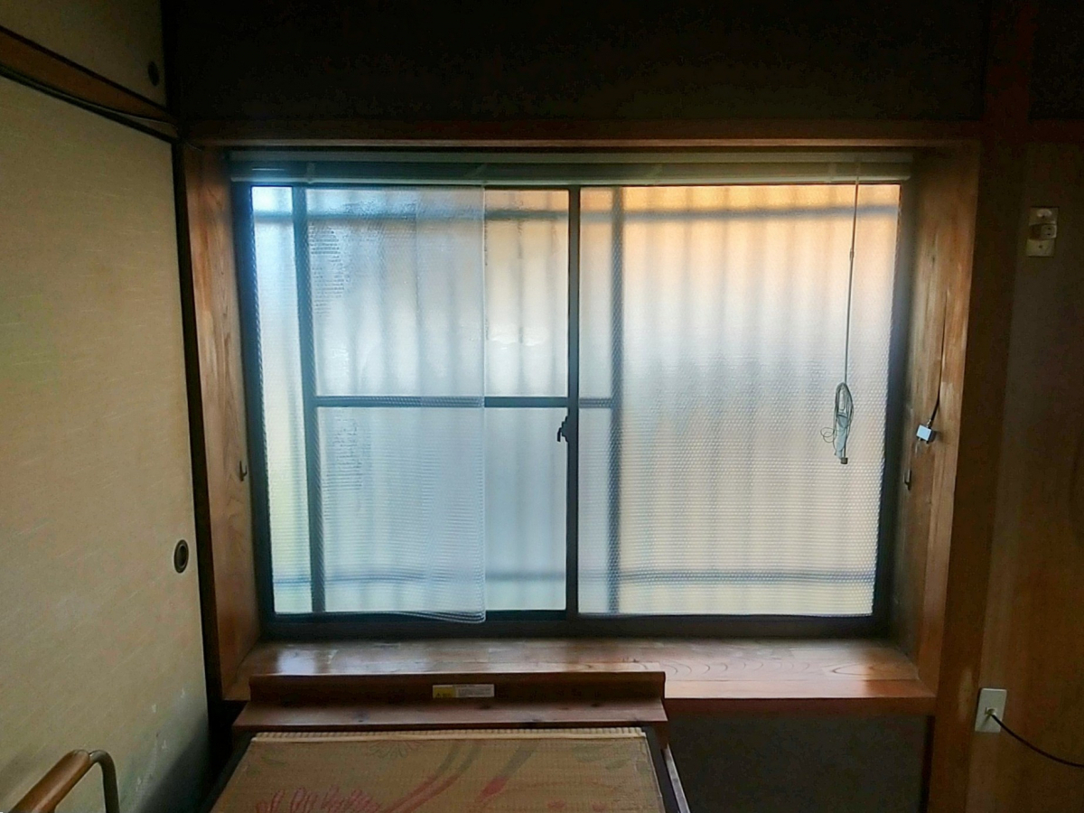 江﨑の内窓インプラスを取付しました!先進的窓リノベ2025事業対象工事ですの施工前の写真1