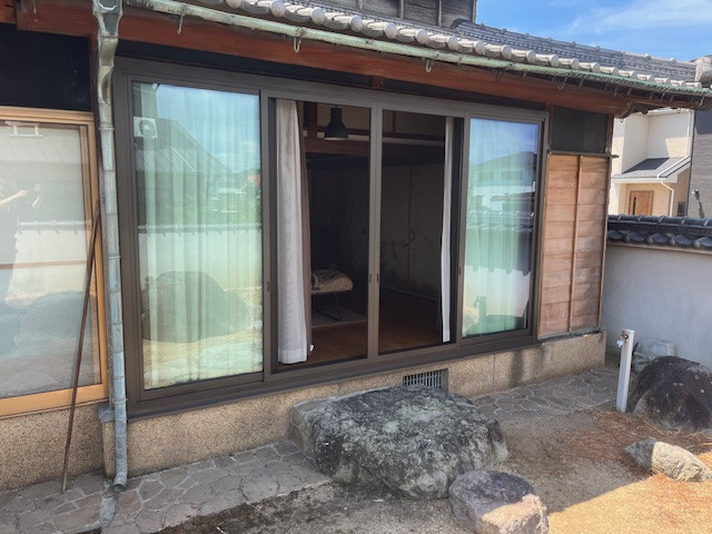 原田硝子店の和の趣をそのままに、快適性アップ！カバー工法でサッシを美しくリフォームの施工後の写真2