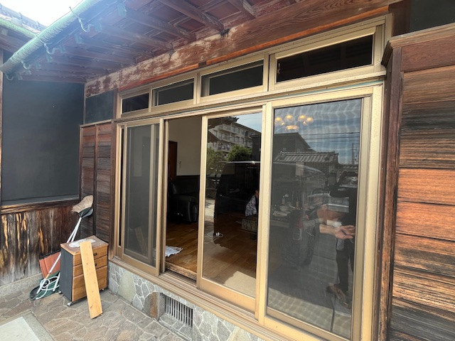 原田硝子店の和の趣をそのままに、快適性アップ！カバー工法でサッシを美しくリフォームの施工前の写真1