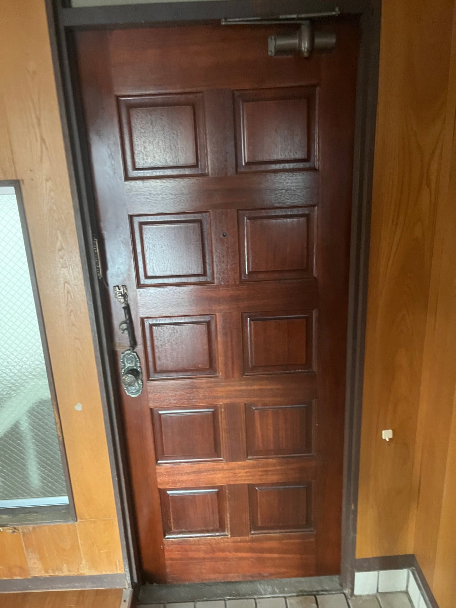 原田硝子店の重厚な木製ドアから、明るく開放的なガラスドアへの施工前の写真1