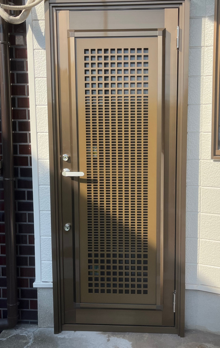 原田硝子店の防犯性と安心感をプラス！勝手口ドアをカバー工法で一新の施工後の写真1