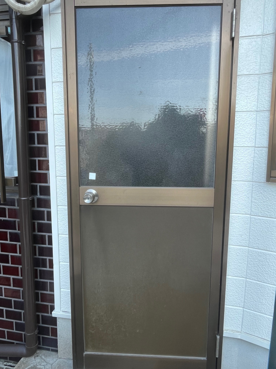 原田硝子店の防犯性と安心感をプラス！勝手口ドアをカバー工法で一新の施工前の写真1