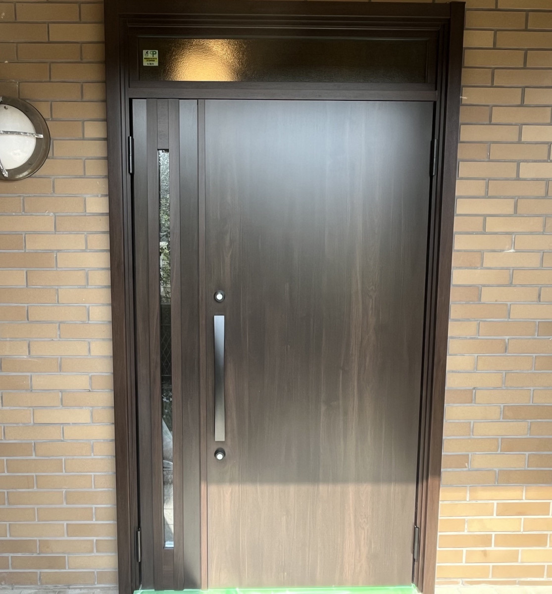 原田硝子店の古い玄関が一新！カバー工法で手軽に美しく快適リフォームの施工後の写真1