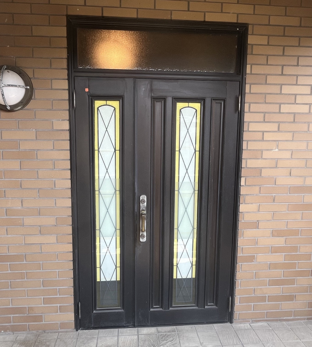 原田硝子店の古い玄関が一新！カバー工法で手軽に美しく快適リフォームの施工前の写真1