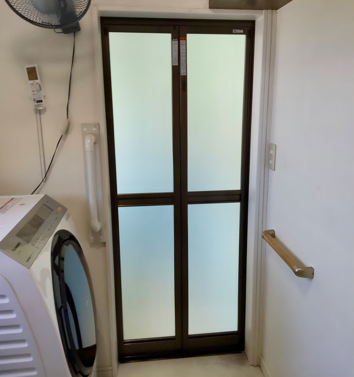 ヒガシデ坂戸の【埼玉県毛呂山町】古くなった浴室ドアをカンタン交換。壁工事不要でスピーディ。の施工後の写真1