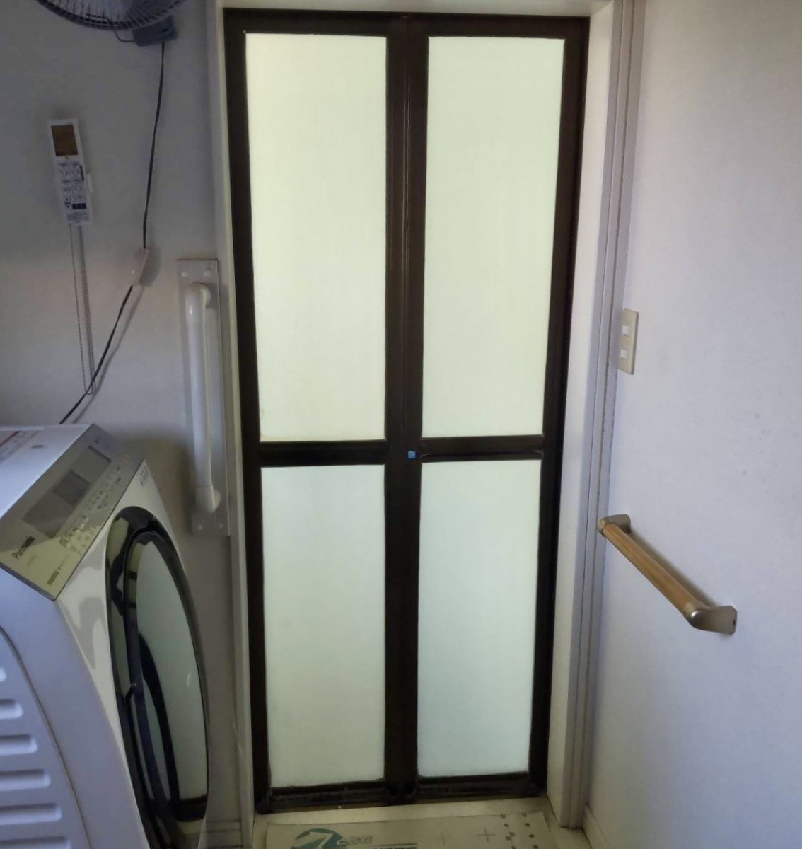 ヒガシデ坂戸の【埼玉県毛呂山町】古くなった浴室ドアをカンタン交換。壁工事不要でスピーディ。の施工前の写真1