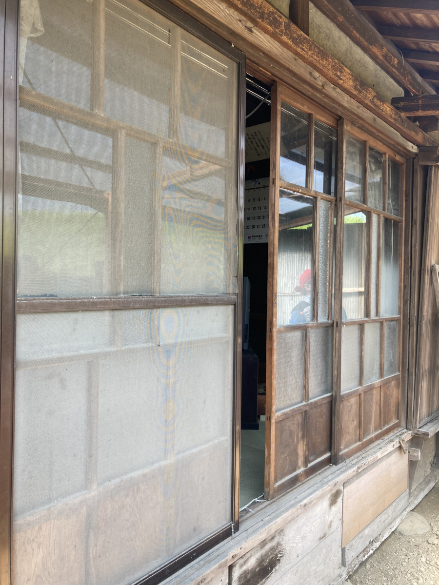 大平ガラスサッシ販売の木製の窓リフォームの施工前の写真1