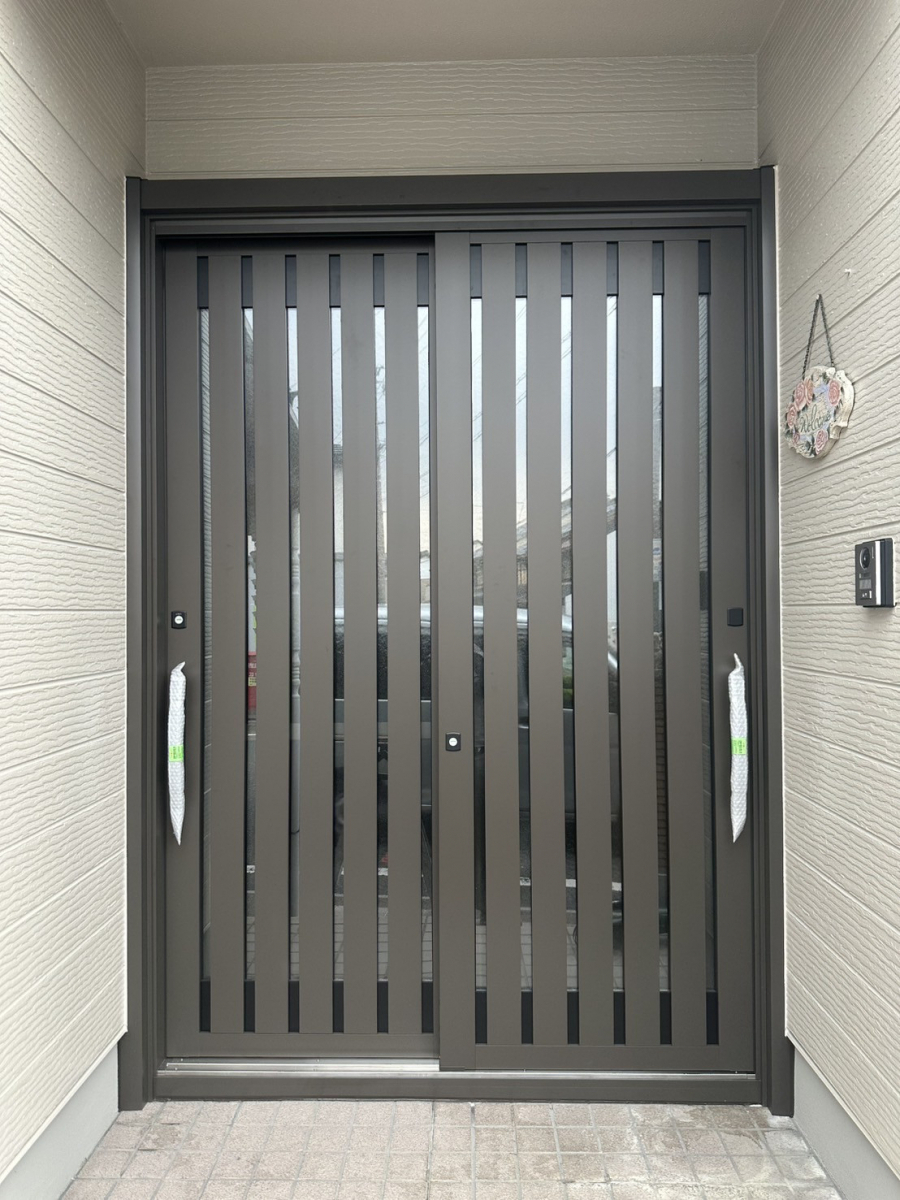 大平ガラスサッシ販売の両開き玄関→引戸交換工事の施工後の写真1