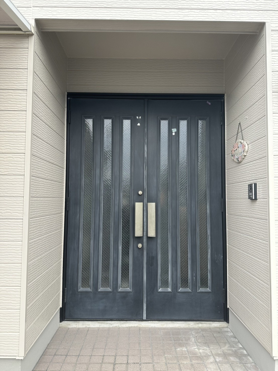 大平ガラスサッシ販売の両開き玄関→引戸交換工事の施工前の写真1