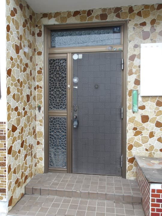 トカチトーヨー住器のすきま風の入る玄関ドアを一日で高断熱ドアにリフォーム！【帯広市】の施工前の写真1