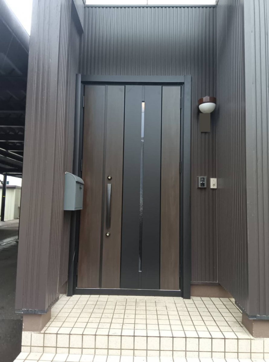 トカチトーヨー住器の玄関ドアの機能性とデザインを一新して、暖かさと安心感を実現の施工後の写真1