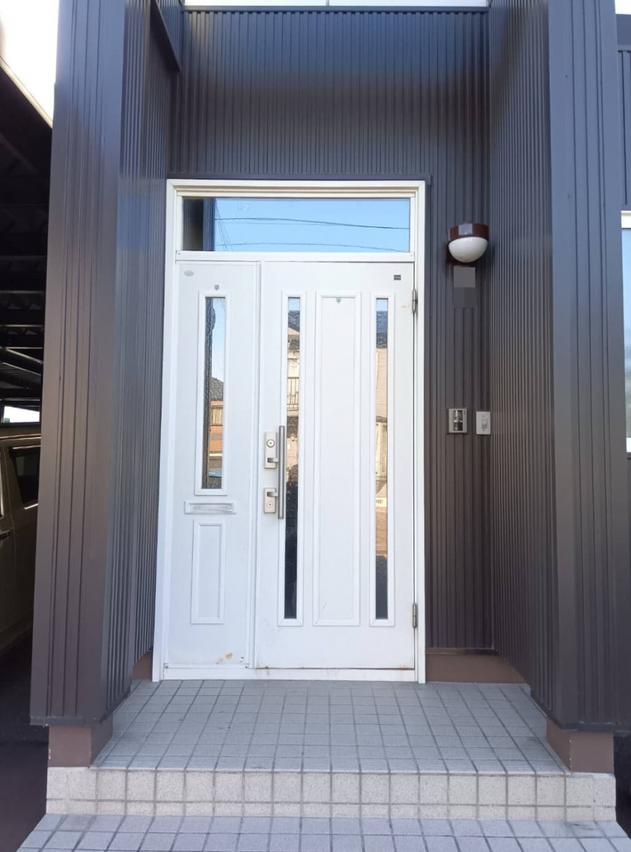 トカチトーヨー住器の玄関ドアの機能性とデザインを一新して、暖かさと安心感を実現の施工前の写真1