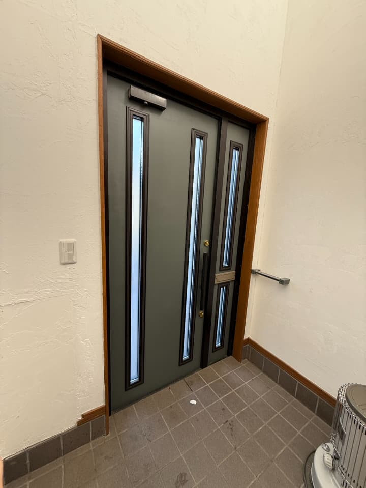 トカチトーヨー住器の【玄関ドア】開閉の向きを見直して、毎日の出入りをもっとスムーズにの施工前の写真2