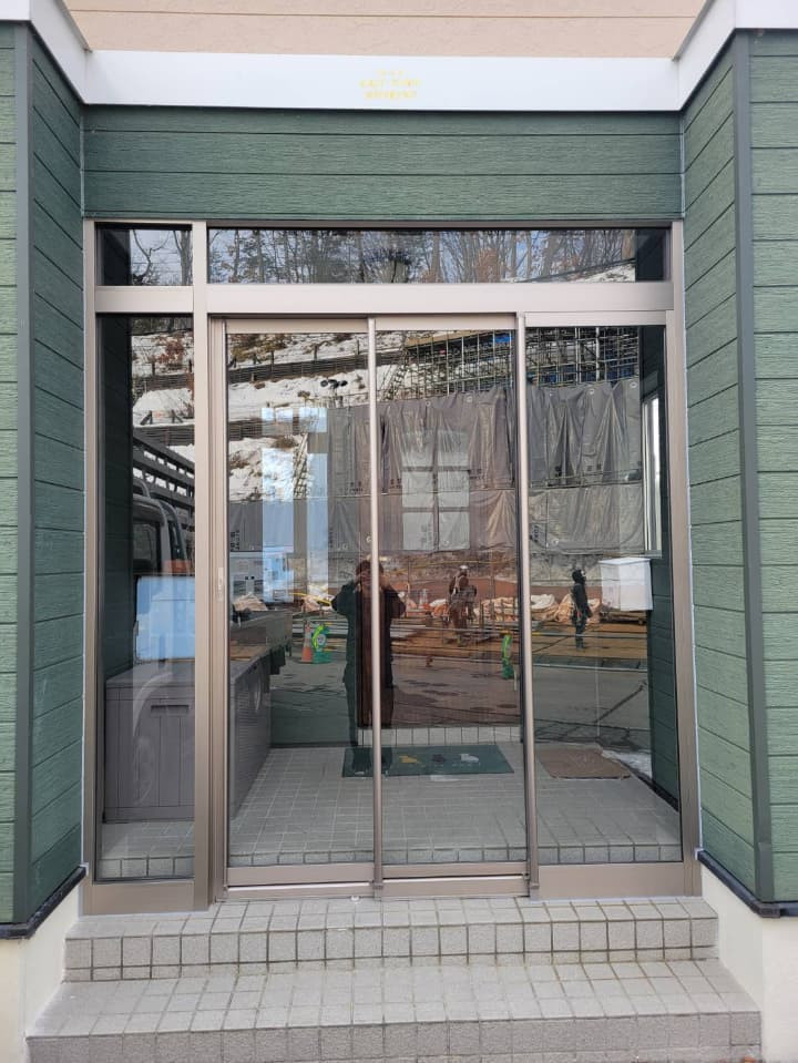 トカチトーヨー住器の【玄関フード】冬の出入りがぐっと楽になる、玄関のワンクッション空間の施工後の写真1