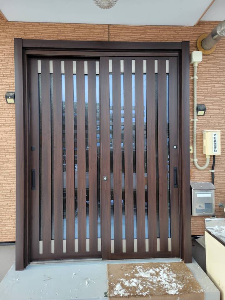 トカチトーヨー住器の寒さ対策に！玄関引戸リフォームで断熱性能とデザインを一新の施工後の写真1