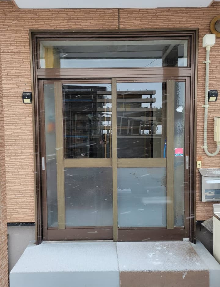 トカチトーヨー住器の寒さ対策に！玄関引戸リフォームで断熱性能とデザインを一新の施工前の写真1