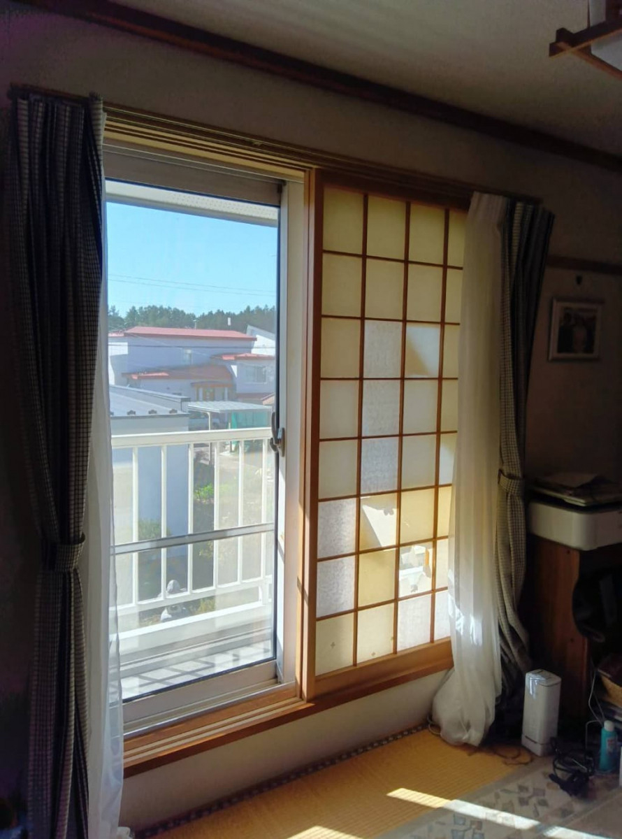 トカチトーヨー住器の【補助金活用】木製建具から内窓へ。断熱性能を短時間で大幅アップ【窓リノベ】の施工前の写真1