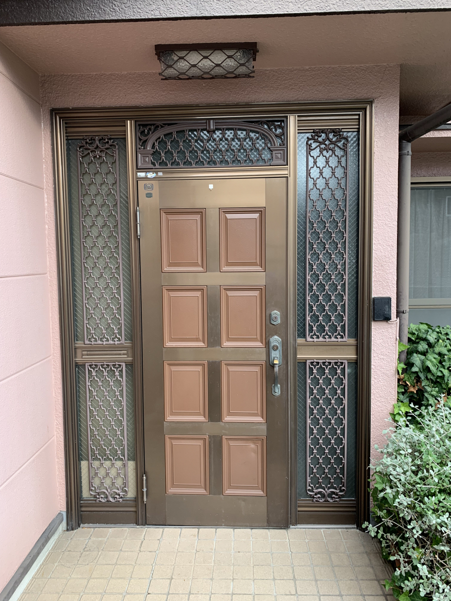 アイユーの古くなった玄関ドアを新しくしてきました。の施工前の写真1