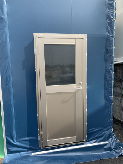 アイユーのテントハウス新規ドア取付施工事例写真1