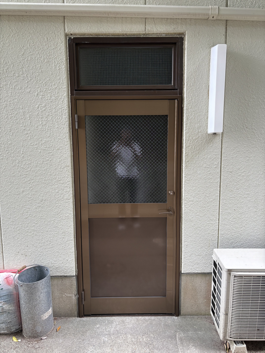 アイユーのドアから明かりを取り入れたい。の施工後の写真1