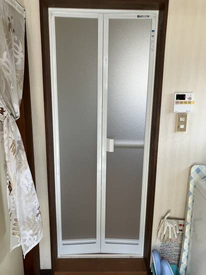 ココプロの浴室ドアを中折れドアへ施工事例写真1
